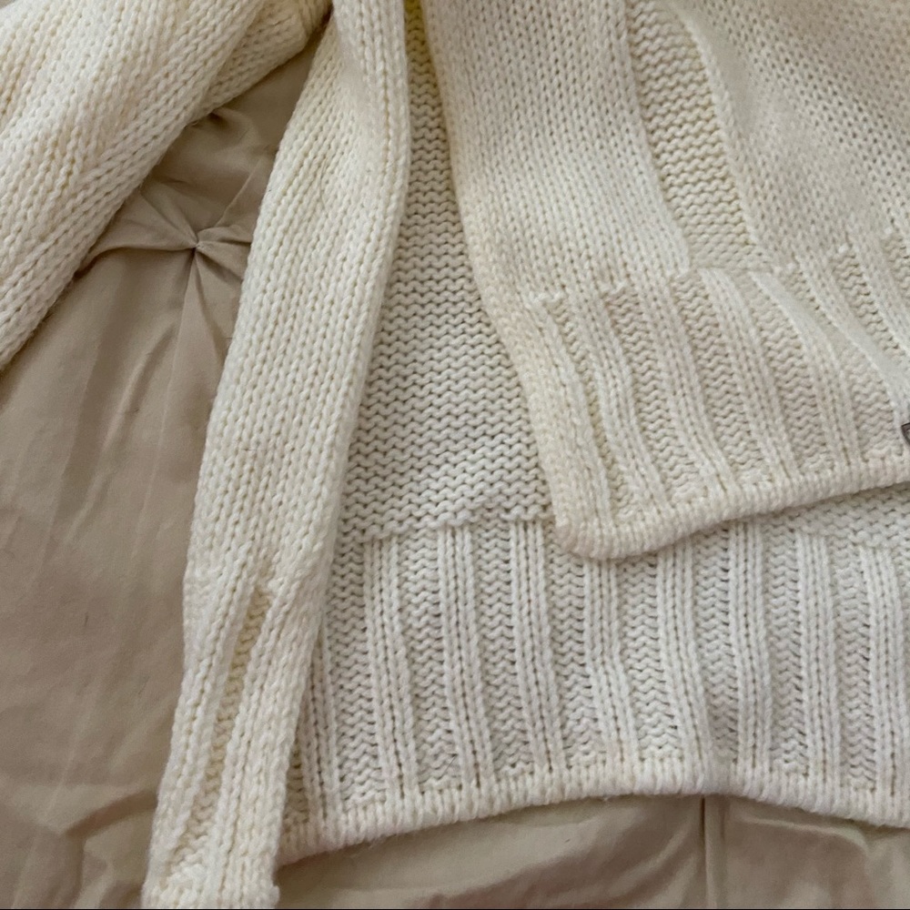 Two Comfy Sweaters 🍂🍁❄️ - Picture 6 of 11